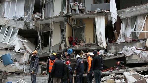 Rescue workers search for survivors after earthquake in Turkey | Photo: Reuters