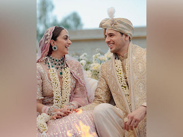 Sidharth gets his dulhaniya Kiara's name written on his hand with mehendi, see pic