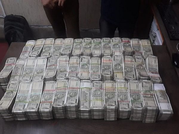 Cash worth Rs 1 crore recovered from car in Kolkata, two detained ...