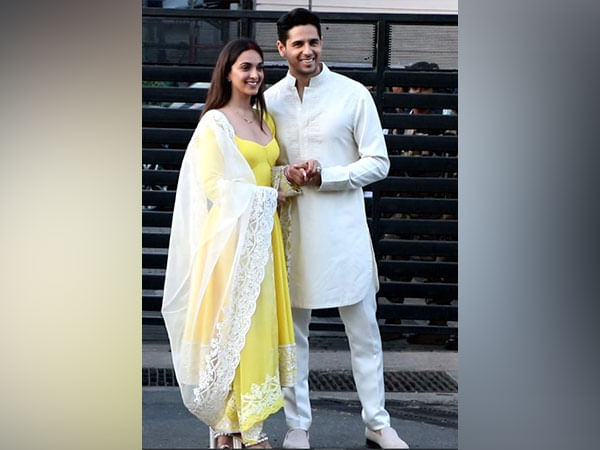 Sidharth-Kiara back in Mumbai, distribute sweets