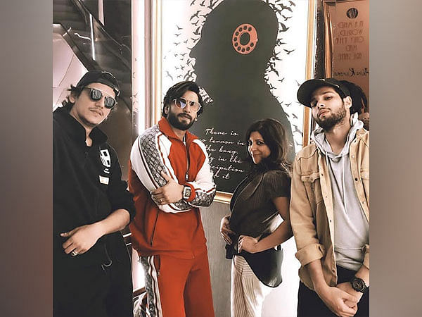 Zoya Akhtar reunites with Ranveer Singh, Siddhant, Vijay as 'Gully Boy' turns 4
