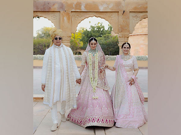 'Bride' Kiara Advani exudes elegance with her parents in this wedding ...