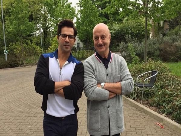 Varun Dhawan touches Anupam Kher's feet at Dadasaheb Phalke Awards, check out his adorable gesture