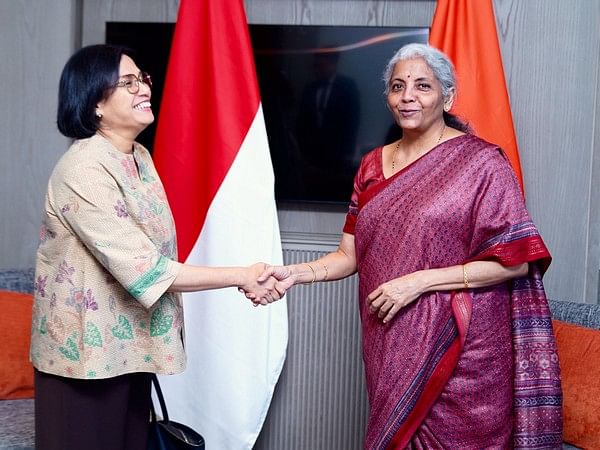 Menteri Luar Negeri Seetharaman bertemu dengan mitranya dari Indonesia dan bertukar pandangan tentang kesinambungan utang, keuangan iklim, dan kesehatan