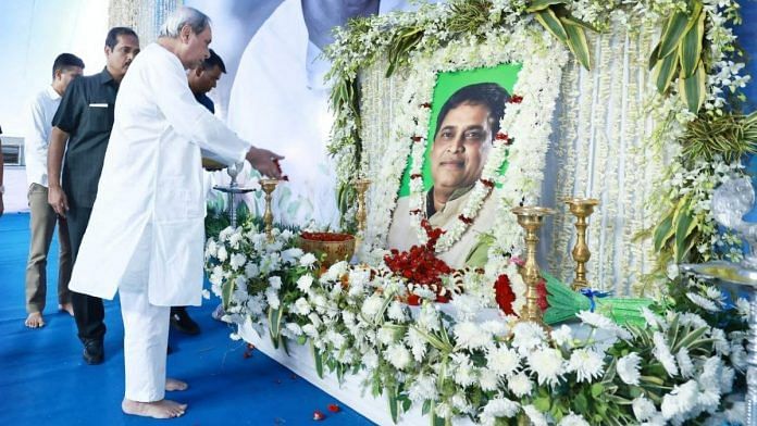 Odisha Chief Minister Naveen Patnaik pays tribute to Naba Kishore Das in his home district of Jharsuguda | Credit: Twitter/@Naveen_Odisha