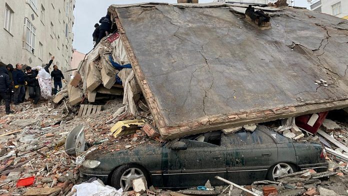People search through rubble following an earthquake in Diyarbakir, Turkey on 6 February 2023 | Photo: REUTERS/Sertac Kayar