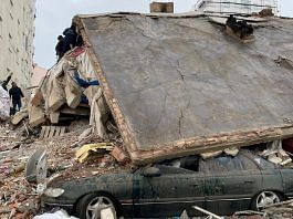 Rescuers search through rubble in Diyarbakir, Turkey | REUTERS/Sertac Kayar
