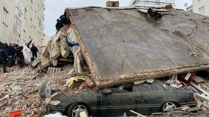 Rescuers search through rubble in Diyarbakir, Turkey | REUTERS/Sertac Kayar