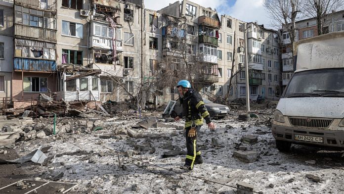 A firefighter walks at a car park near an apartment block that was heavily damaged by a missile strike, amid Russia's attack on Ukraine, in Pokrovsk, Donetsk region, Ukraine, on 15 February 2023 | Photo: Reuters