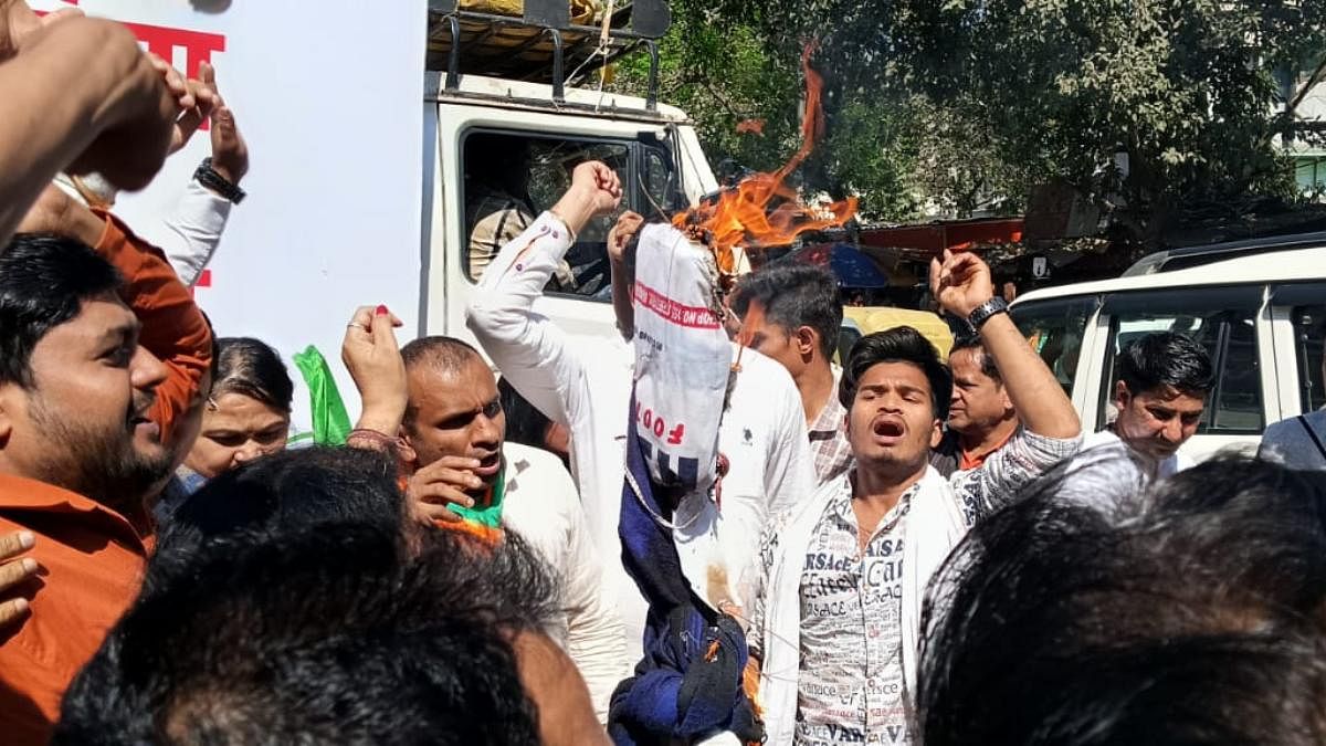 BJP workers burn an effigy during their protest Thursday | Shyam Nandan Upadhyay | ThePrint