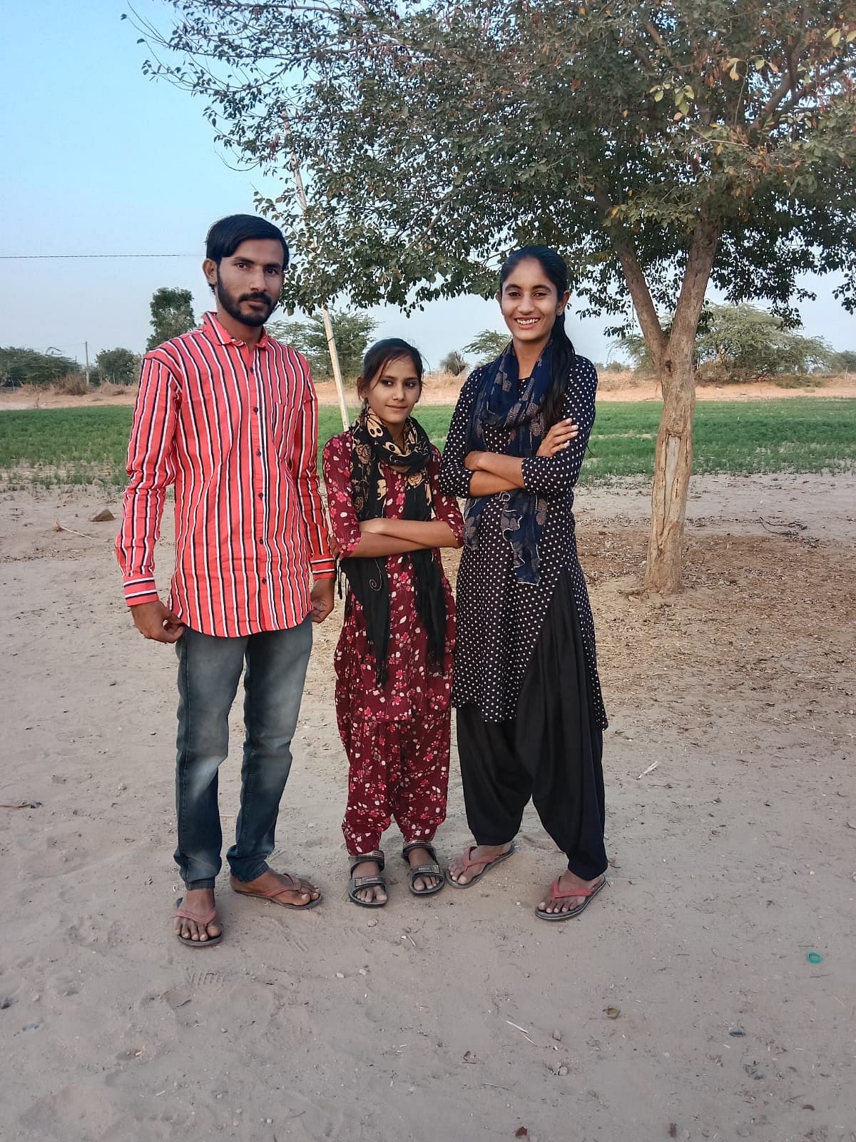 Anisha Bano (right) with cousin Mumal Mehar and their coach Roshan Khan | By special arrangement