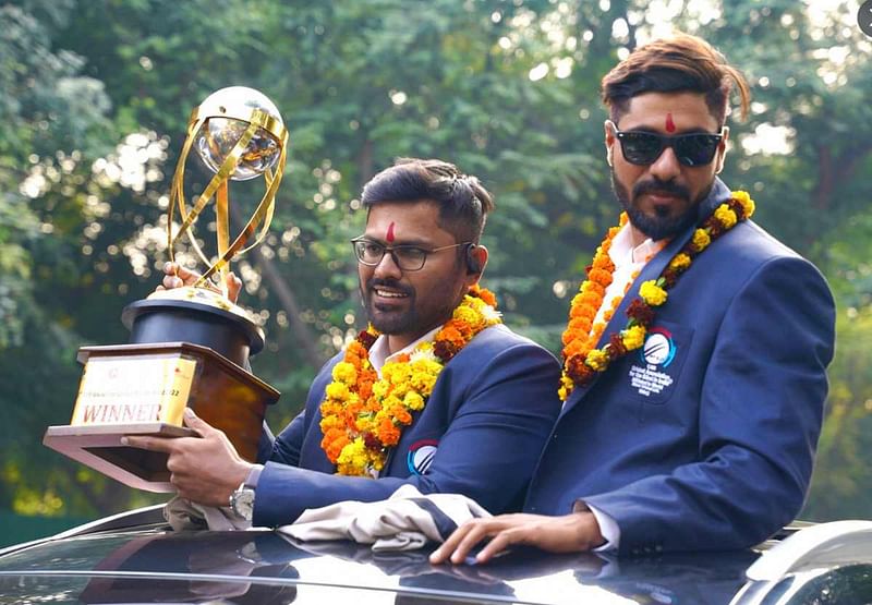 Indian blind cricket captain, Ajay Kumar Reddy (L) with player Deepak Malik | Twitter | @blind_cricket