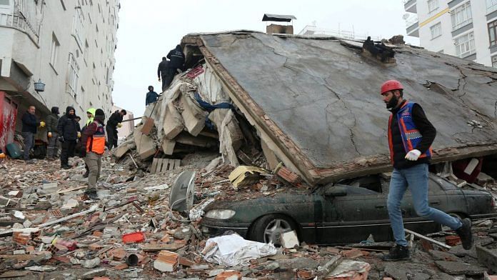 Rescuers search for survivors under the rubble following an earthquake in Diyarbakir, Turkey, 6 February 2023 | Reutera