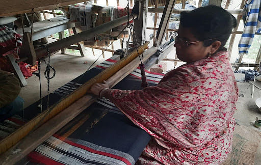 Sandhya Ray works on her handloom despite having a swollen ankle