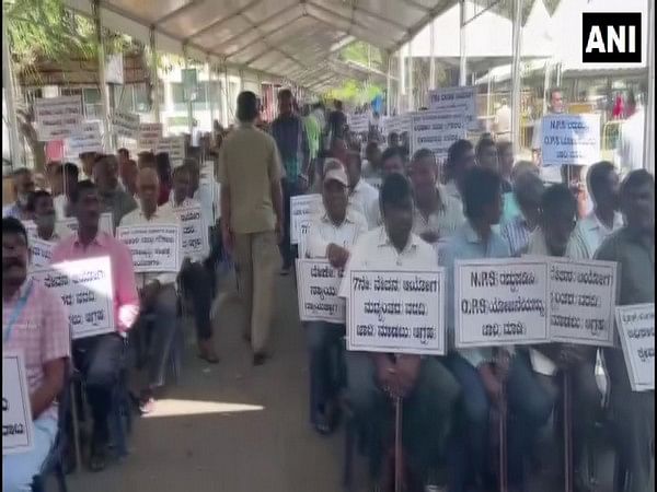 9 lakh Karnataka govt employees go on indefinite strike from today for implementing Seventh Pay Commission norms
