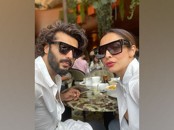 Malaika Arora poses with Arjun Kapoor at her mom's 70th birthday bash