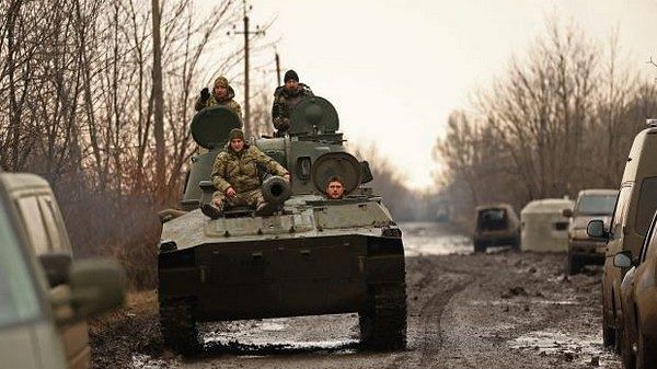 Ukrainian servicemen near the frontline town of Bakhmut | Photo: Reuters
