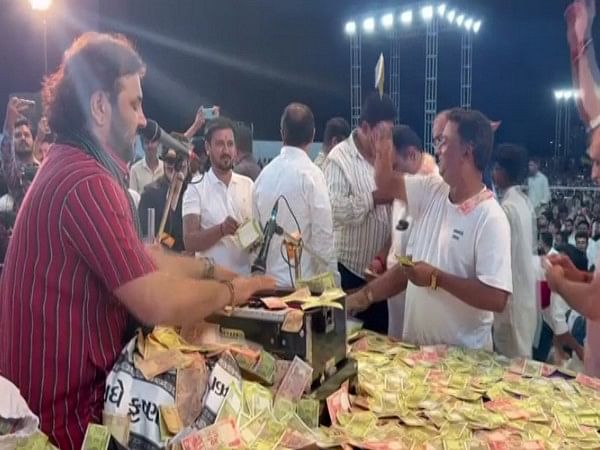 Gujarati folk singer showered with cash during bhajan programme
