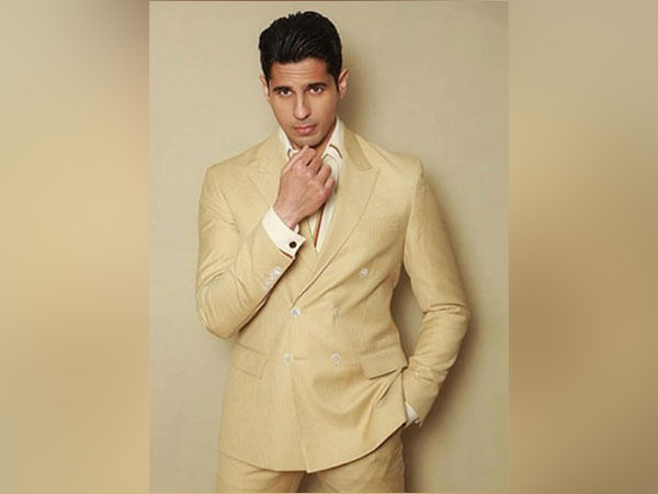 Sidharth Malhotra shares picture with 