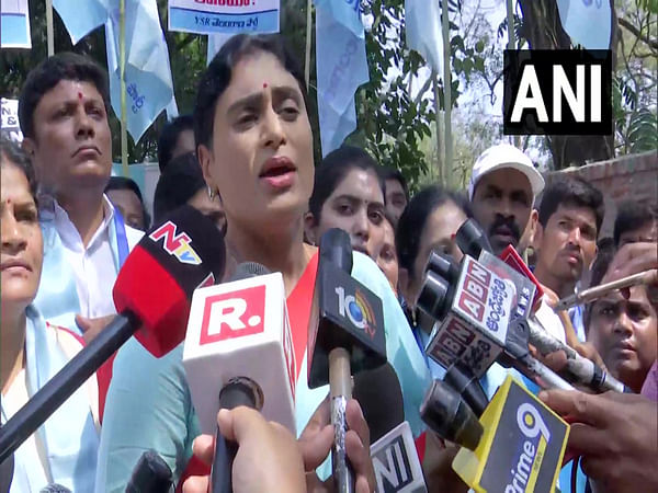 YSRTP Chief YS Sharmila Detained By Police During Protest Against ...