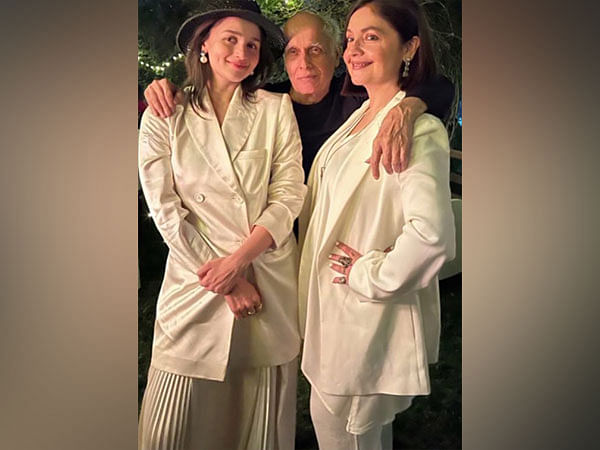 On Alia Bhatt's 30th birthday, sister Pooja Bhatt drops these adorable pictures