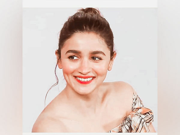 Alia Bhatt makes a wish before cutting her 30th birthday cake, check out the special moment 