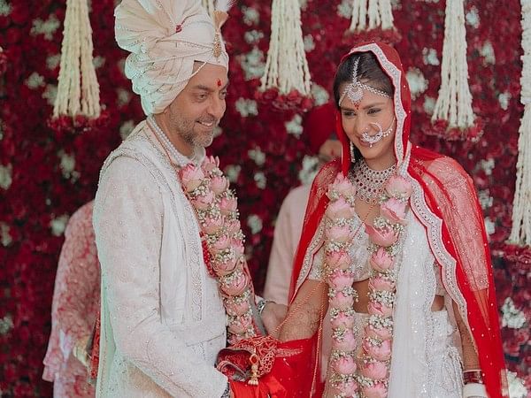Dalljiet Kaur posts first of 'many' honeymoon selfies with husband Nikhil Patel