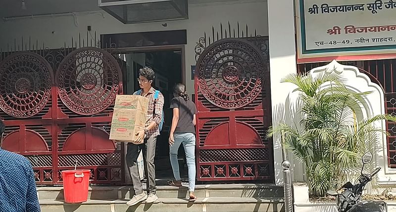 Umar carries the card boxes containing black kites from a charitable bird hospital in Shahdara | Photo: Nidhima Taneja