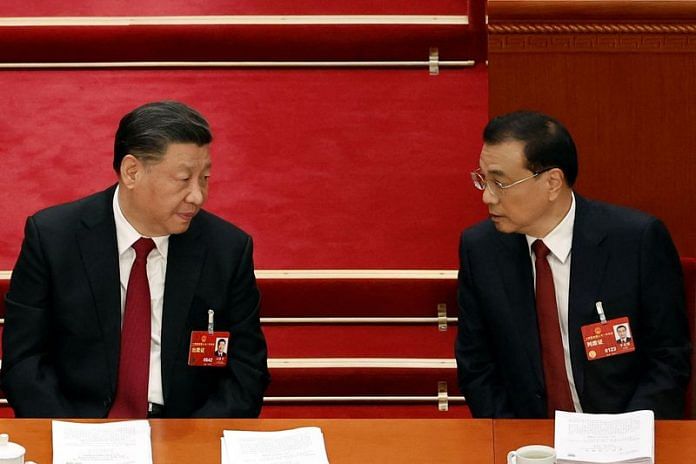 Chinese President Xi Jinping and Li Keqiang talk at the opening session of the National People's Congress (NPC) at the Great Hall of the People in Beijing, China 5 March, 2023 | Reuters/Thomas Peter