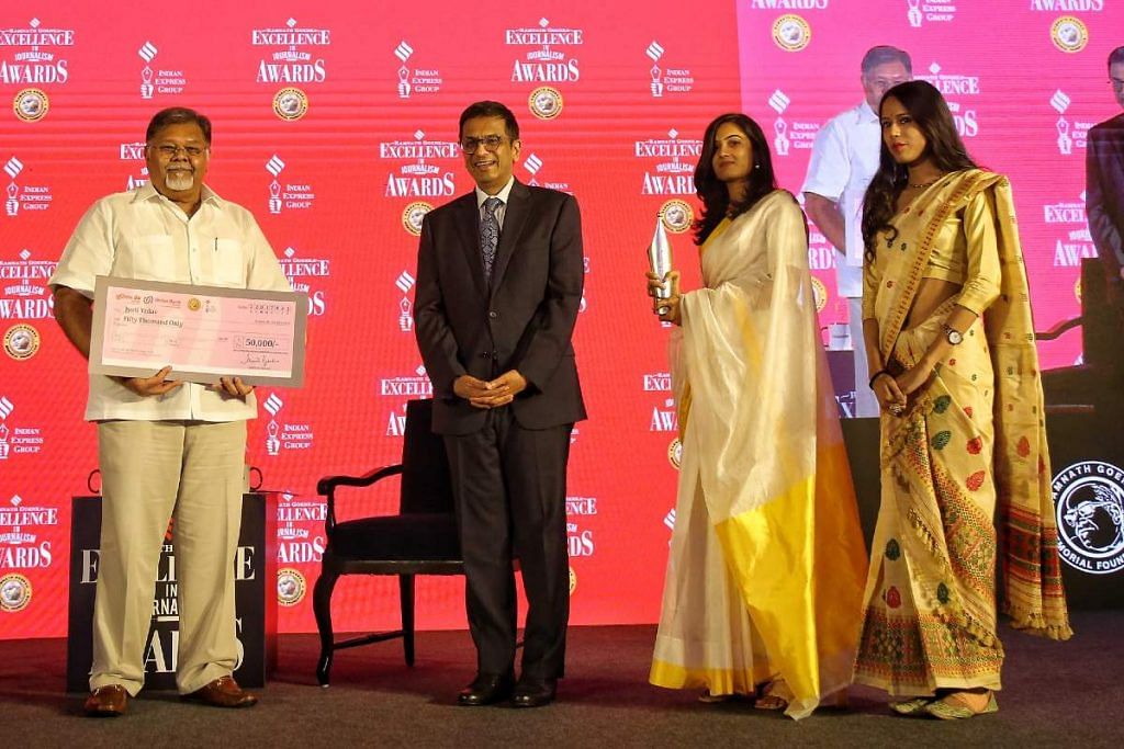 ThePrint's Bismee Taskin (far right) and Jyoti Yadav receive the Ramnath Goenka award from CJI D.Y. Chandrachud and Indian Express Group Chairman & Managing Director Viveck Goenka | Suraj Singh Bisht | ThePrint