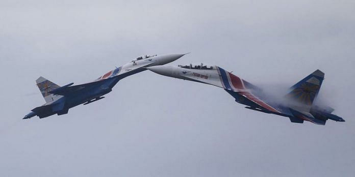 Sukhoi Su-27 Flanker fighters of the Russkiye Vityazi (Russian Knights) aerobatic display team perform during a demonstration flight at the opening ceremony of the International Army Games in Alabino, outside Moscow, 1 August, 2015 | Reuters/Maxim Shemetov/File Photo