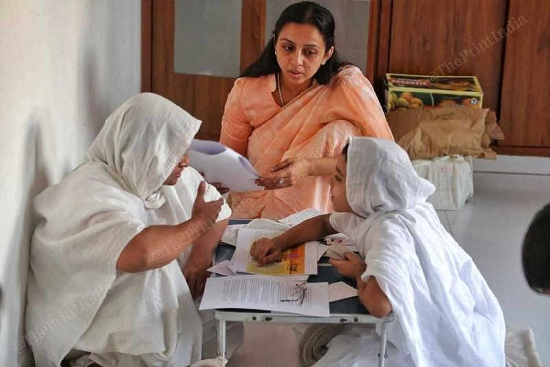 Devanshi with her teacher Sadhvi Jinpragnyashri — a former businesswoman who has an MBA degree — as her mother Ami Sanghvi looks on | Praveen Jain/ThePrint