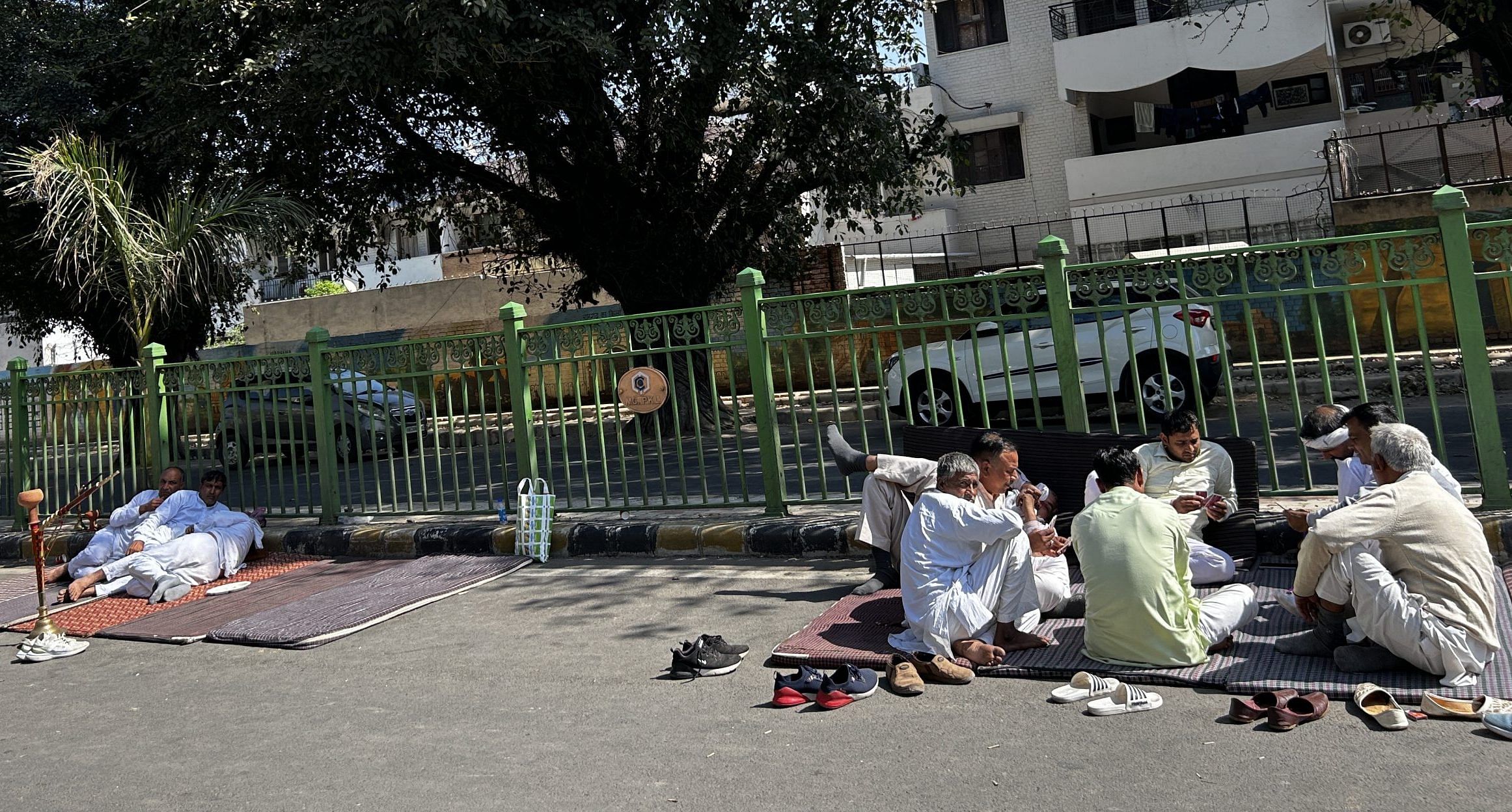 Protesters playing cards and smoking hookah to pass the time at the picket site |  Jyoti Yadav
