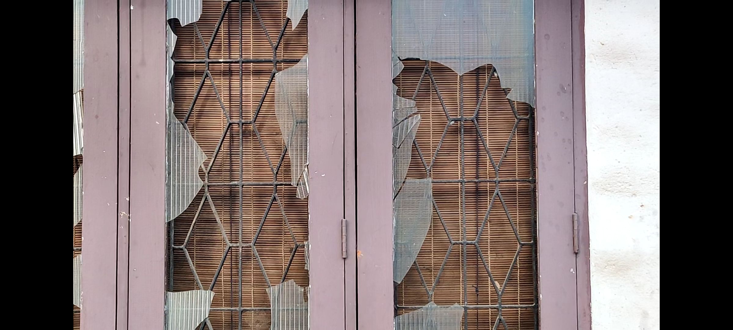 Cracked windows and empty villa in Choice Village | Vandana Menon, ThePrint