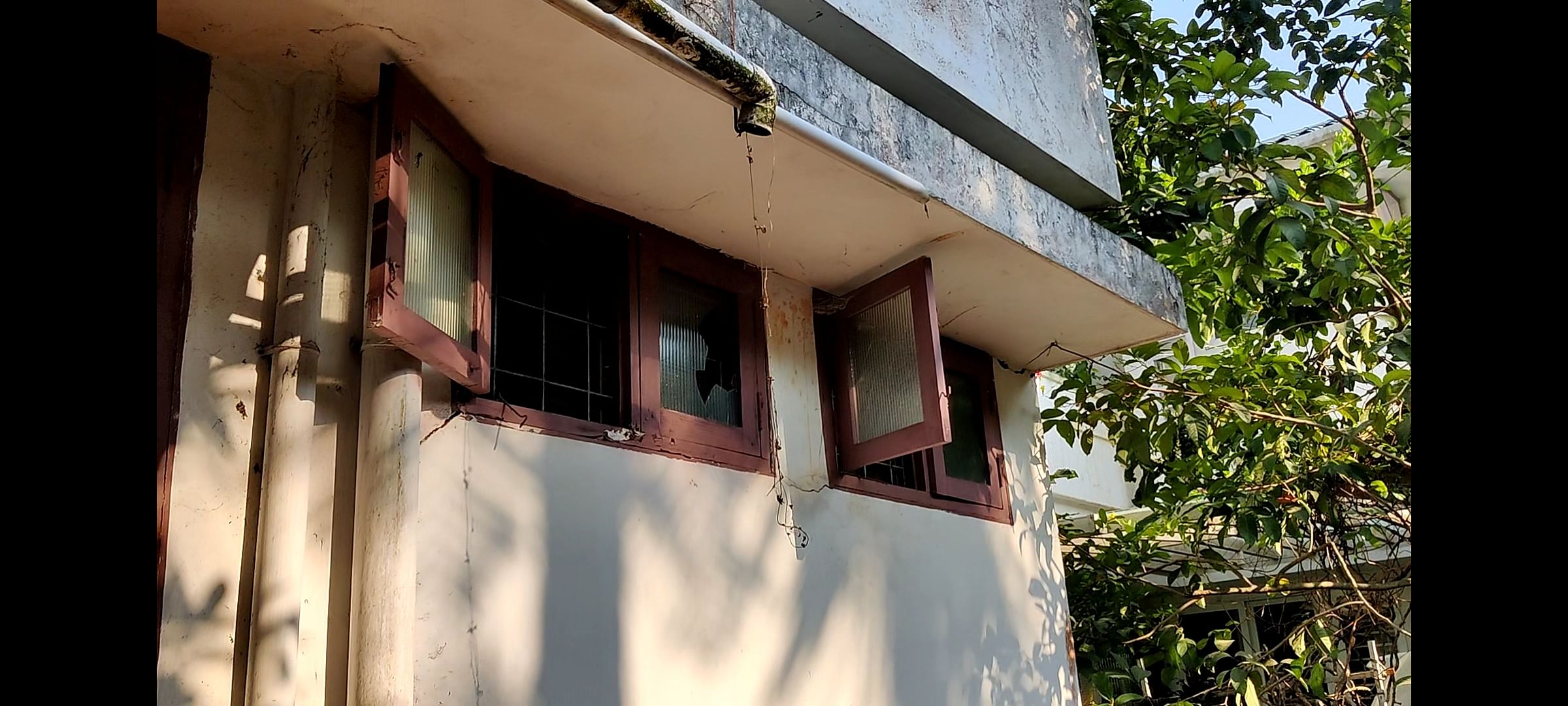 Cracked windows of an empty villa in Choice Village | Vandana Menon, ThePrint