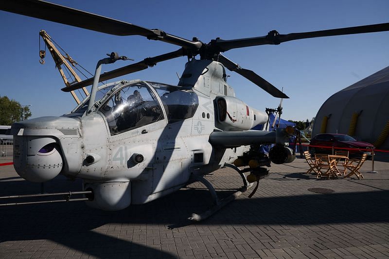 Vrtuľník Bell Ah-1Z Viper pred halou na 30. medzinárodnom veľtrhu obranného priemyslu v Kielciach, Poľsko |  Obrazový súbor: Reuters