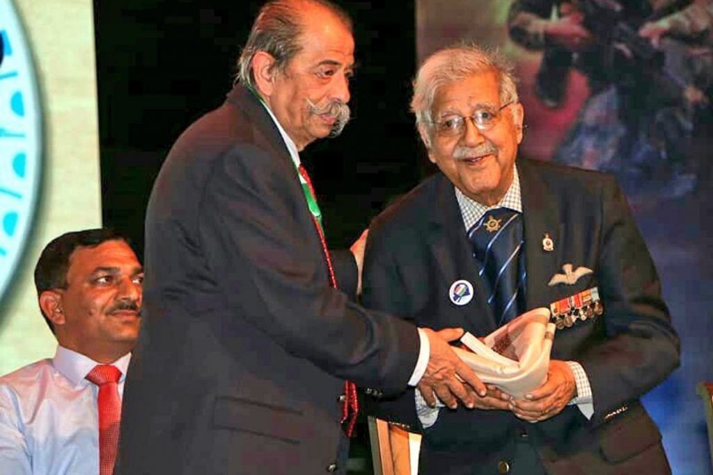 Wing Commander Jag Mohan Nath (right) during an award ceremony | Twitter | @Leopard212