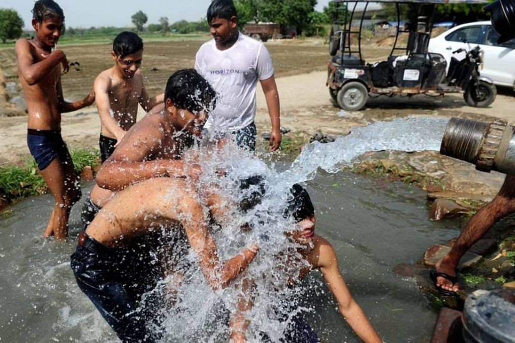 File photo of a group of Delhi residents splashing water on themselves during a heatwave | Photo: Suraj Singh Bisht/ThePrint