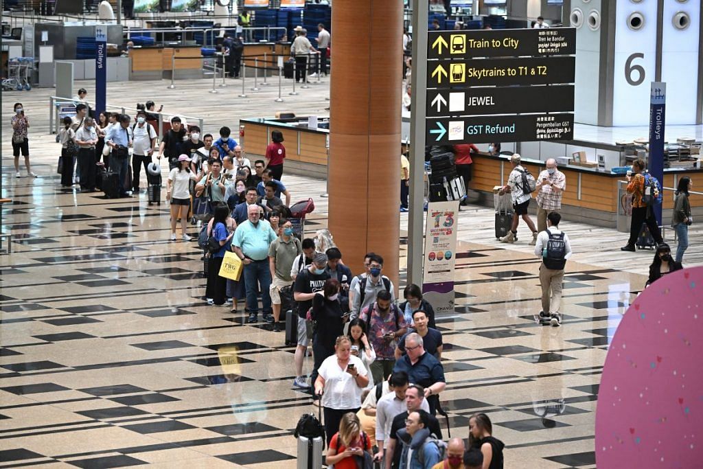 Passengers queue at the departure hall of Changi Airport Terminal 3 in Singapore March 31, 2023. Lim Yaohui /SPH/The Straits Times/via REUTERS