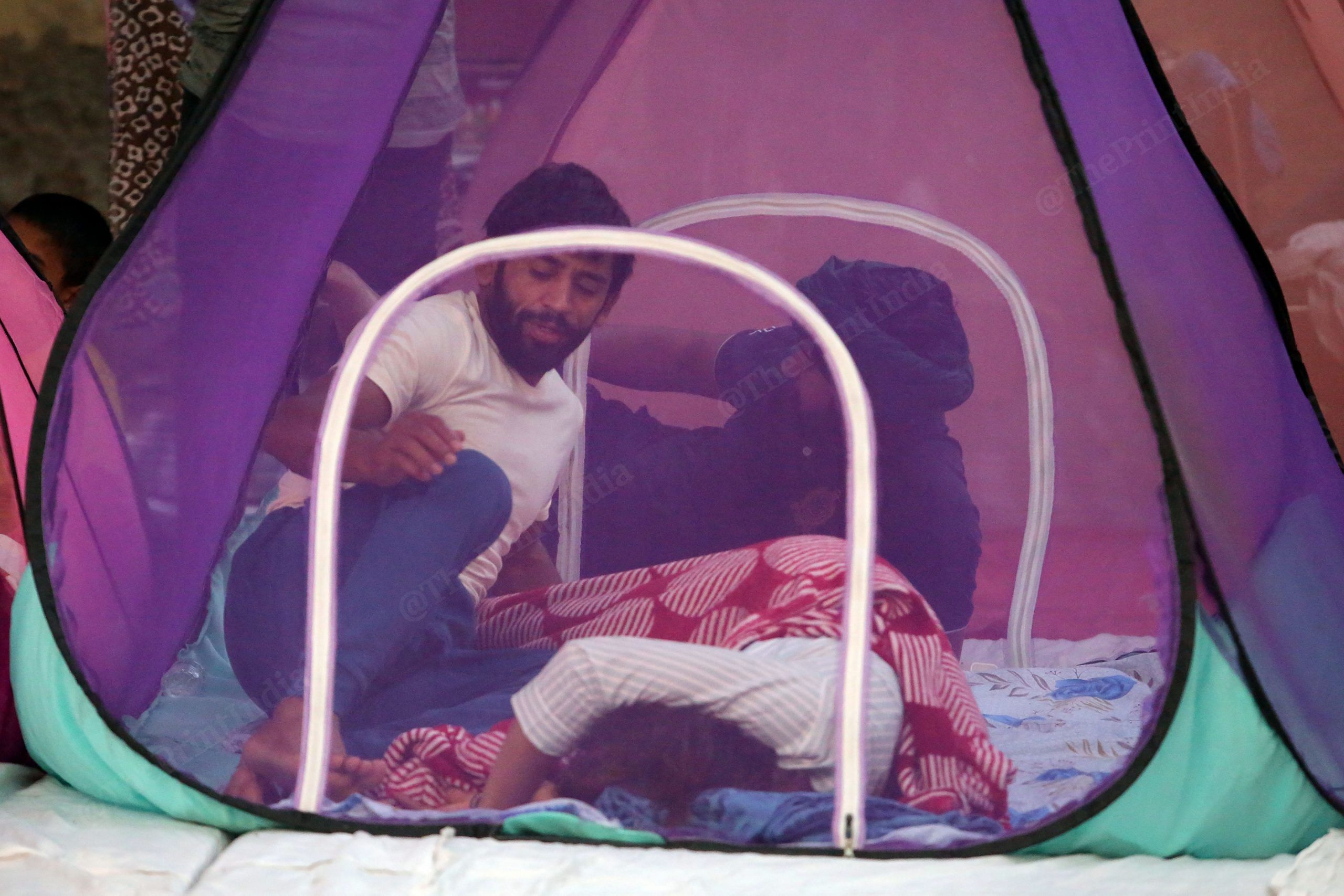 Bajrang Punia and wife Sangeeta Phogat at Jantar Mantar early morning | Praveen Jain | ThePrint