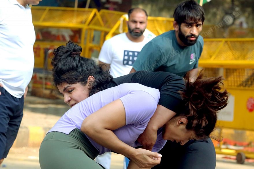 Wrestlers Sakshi Malik and Vinesh Phogat during training at protest site | Praveen Jain | ThePrint