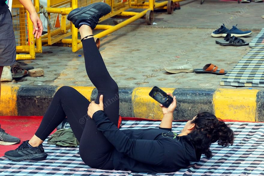 Sakshi Malik watching coverage of protest while exercising | Praveen Jain | ThePrint