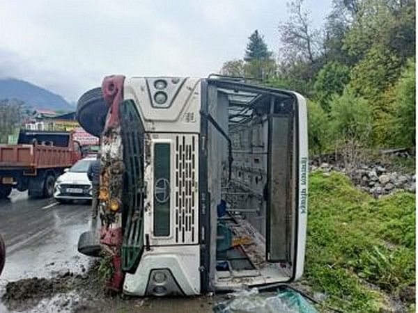 5 injured in road accident in Himachal Pradesh's Kullu