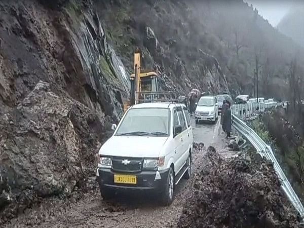 J-K : Landslide on Pahalgam-Chandanwari road, no casualties reported