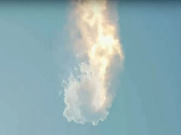 SpaceX's Starship, the world's most powerful rocket, explodes moments after  launch