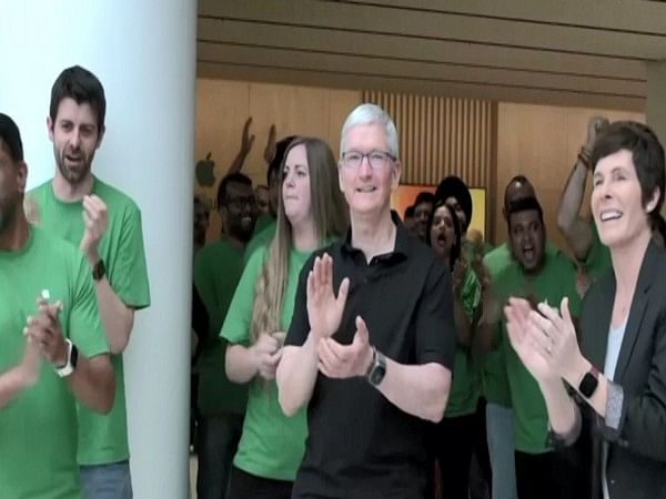 Tech fans turn up in huge numbers at Saket Apple opening