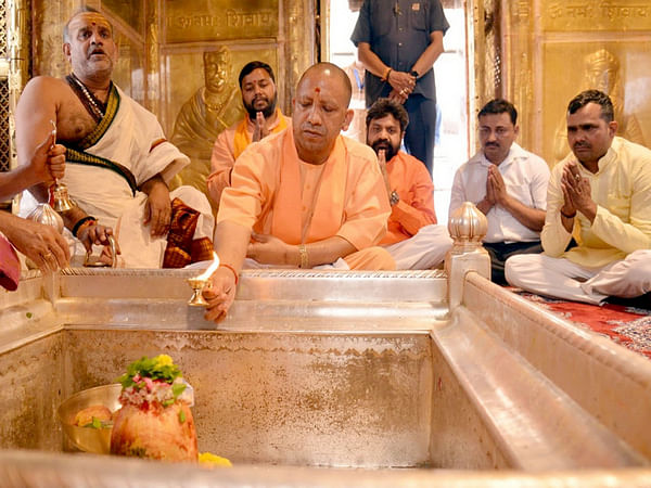 CM Yogi visits Kashi, offers prayers for victory in civic polls