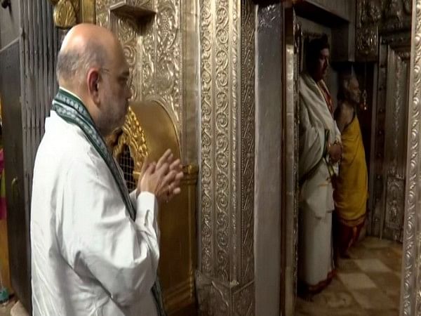 Karnataka: Amit Shah offers prayers at Sri Chamundeshwari Devi Temple in Mysuru