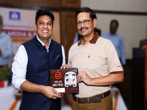 Anuj Dayal, Principal Executive Director (CC), Delhi Metro felicitates Sarvesh Tiwari, Founder and MD, PR Professionals on National PR Day