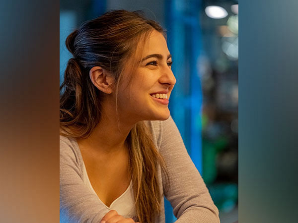  Sara Ali Khan travels by metro in Mumbai, shares video 